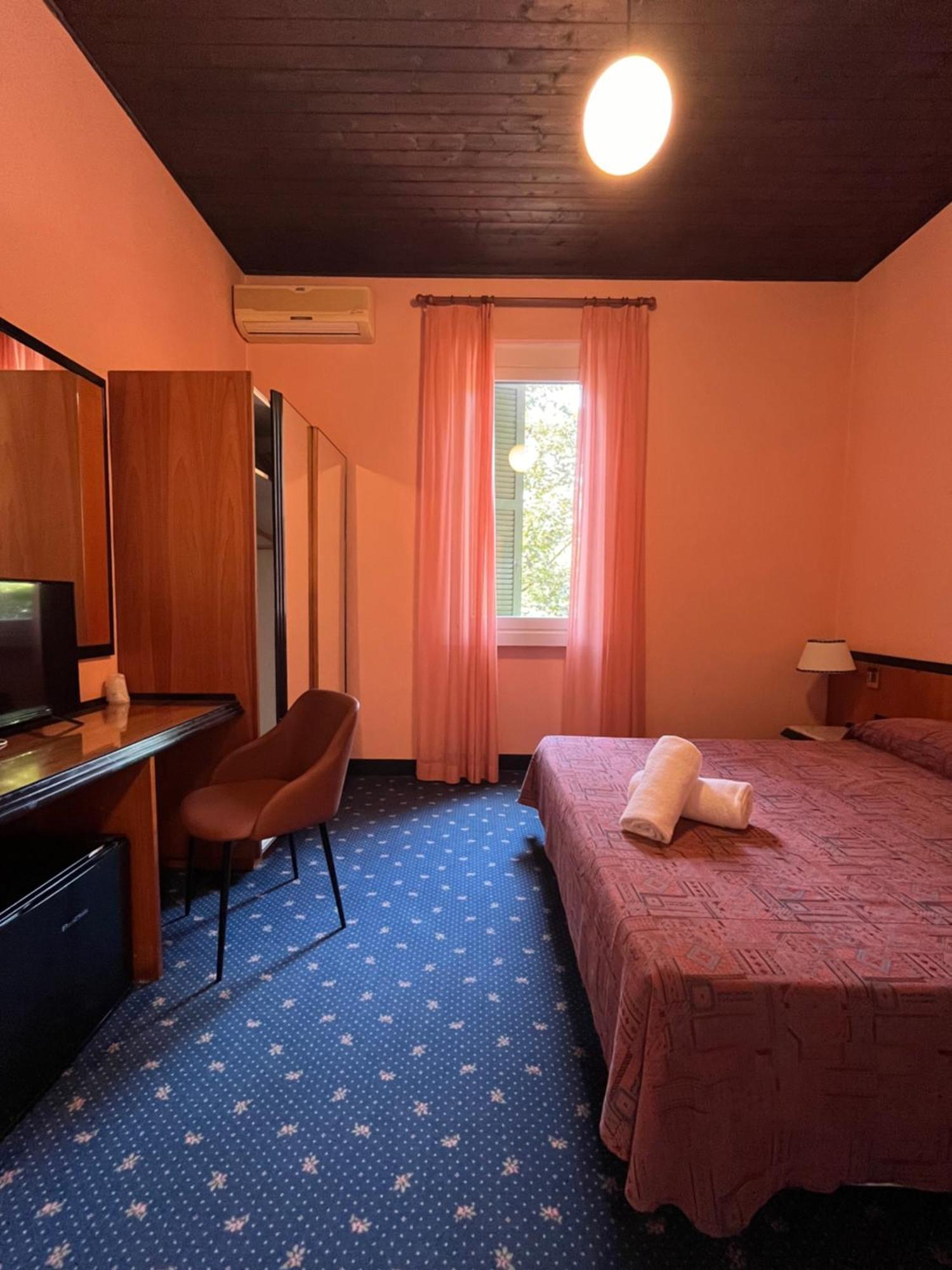 Hotel Milano Pool & Garden Salice Terme Kültér fotó
