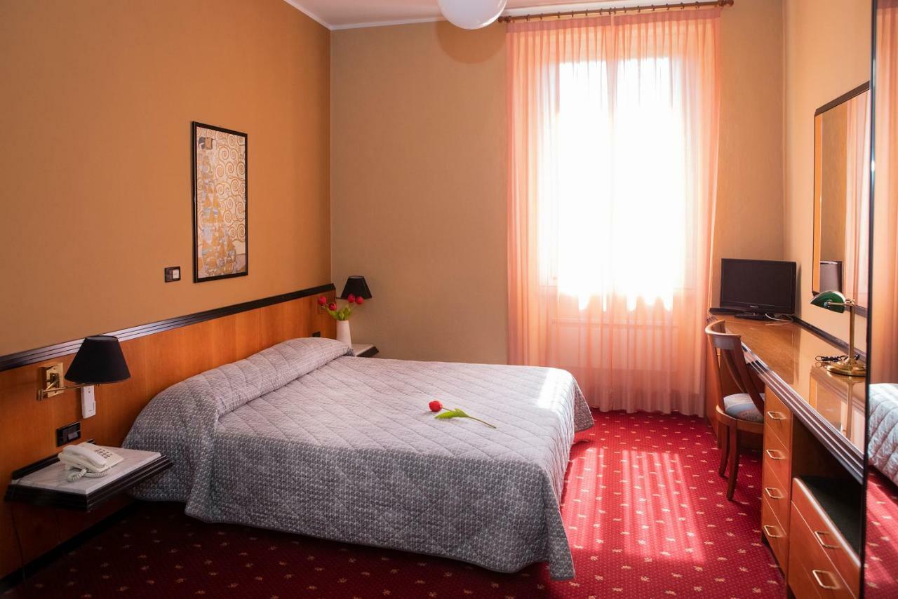 Hotel Milano Pool & Garden Salice Terme Kültér fotó